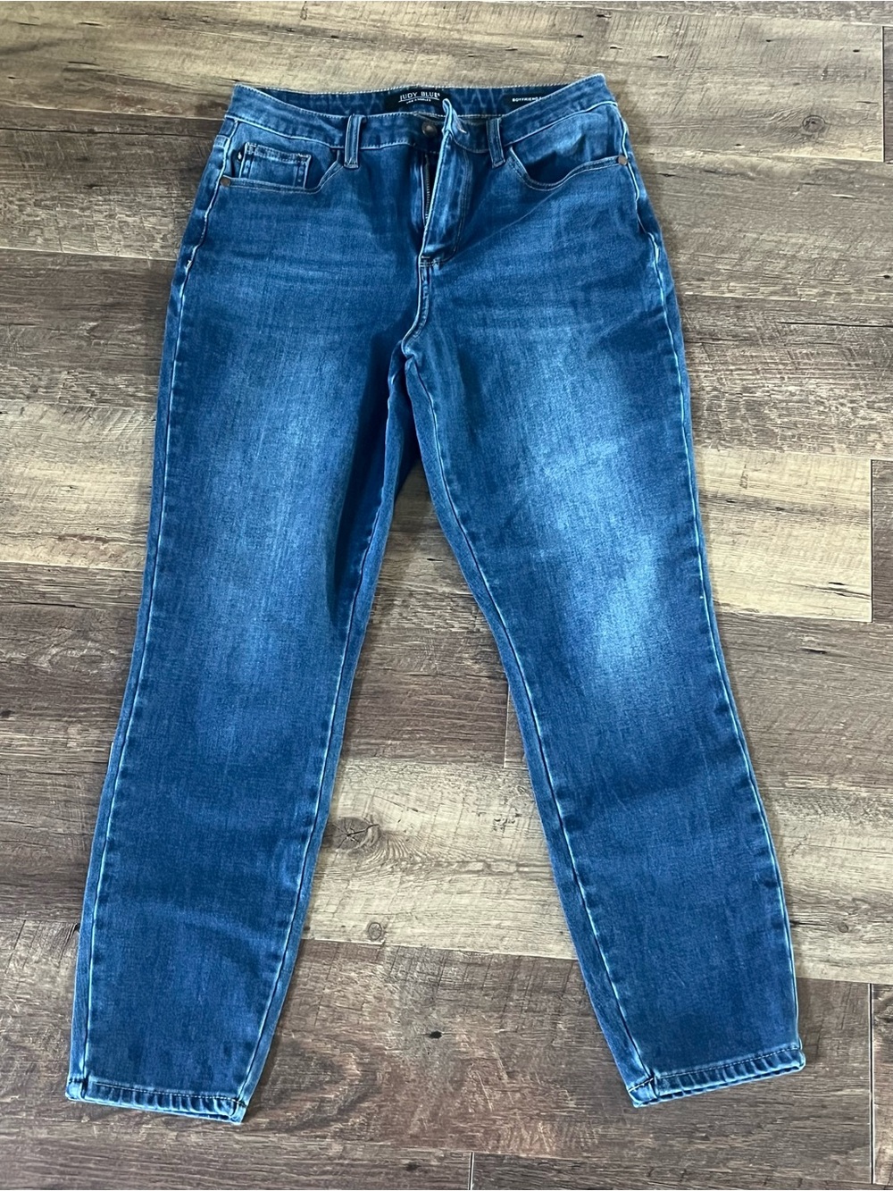 Judy Blue Mid-Rise Straight Jeans in Medium Blue Wash